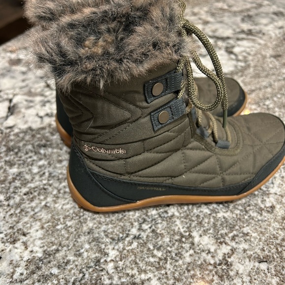 Columbia women’s boots - Picture 3 of 5